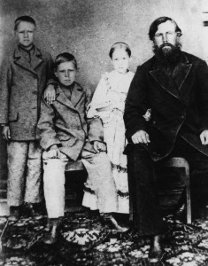 Семейство Карповых – скотопромышленников из станицы Сламихинской (крайний слева будущий дед Бориса Пальгова)