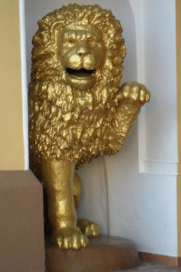 Одна из парных скульптур львов у парадного входа в Банк. Поднятые лапы львов изначально опирались на щиты с гербами УКВ и Уральской области. Скульптор Н. Г. Калентьев.