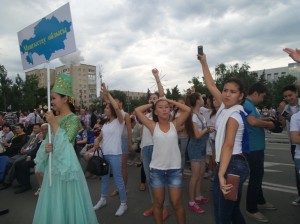 Молодежь на площади Сырыма Датова на открытии Дельфийских игр в Уральске