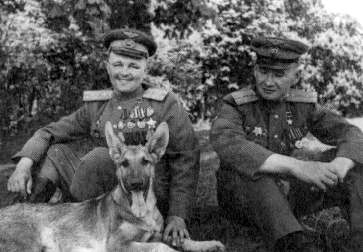 Михаил Лусто (слева) и Евгений Мариинский с собакой-миноискателем  Джульбарсом, 1945 г.