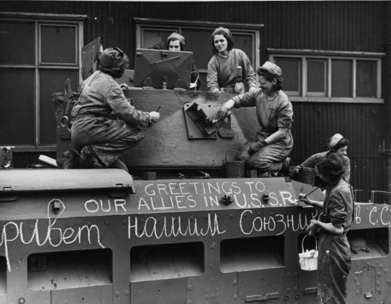 Английские женщины готовят танк «Матильда» к отправке в СССР по ленд-лизу