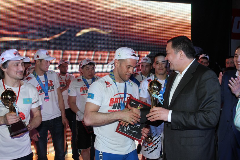 Аким ЗКО Нурлан Ногаев поздравляет победителей