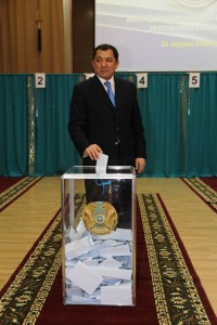 Нурлан Ногаев на избирательном участке