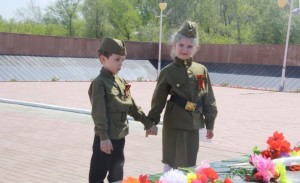 Дети у Вечного огня