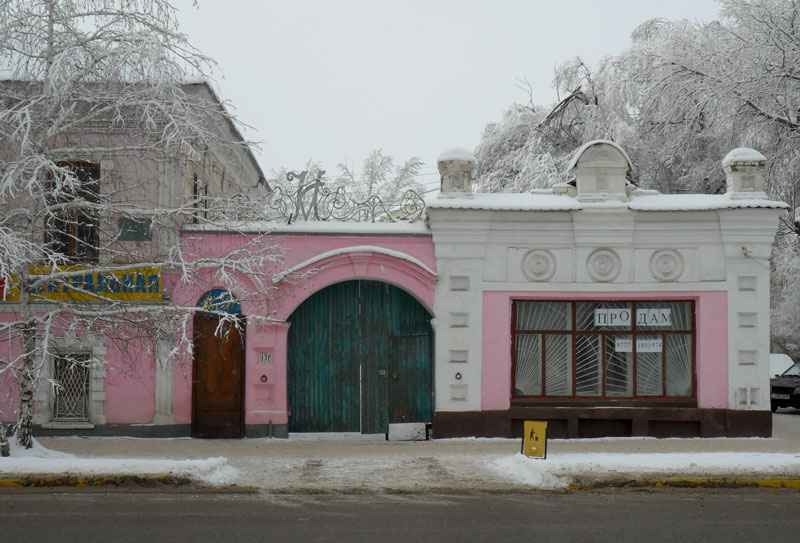 Дом Н.М. Логашкина с аркой. Справа здание магазина