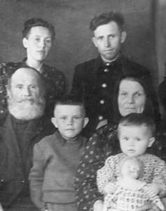 Николай и Клеопатра Соболевы в окружении семьи сына Саши и снохи Любы с внуками Юрой и Светой