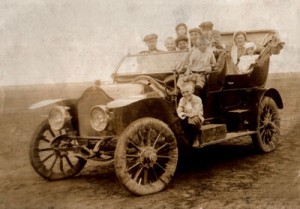 Автомобиль Овчинниковых. Фотография из архива семьи Овчинниковых