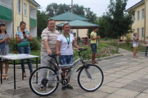 Директор областного центра Виктор Фомин вручил победительнице велосипед