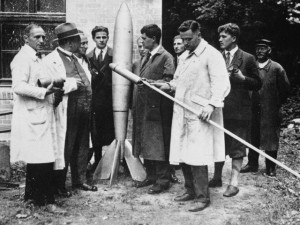 Создатели немецкой ракетной техники в 1930 г. В центре – профессор Оберт, второй справа – фон Браун