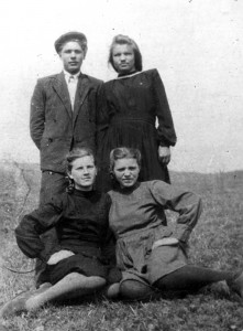 Липа с братом и подругами, 1948 г.