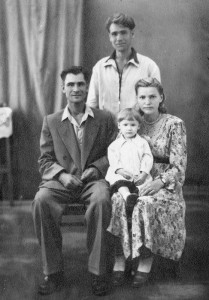 Николай, Ирина, Липа, Тимофей (стоит), 1958 г.