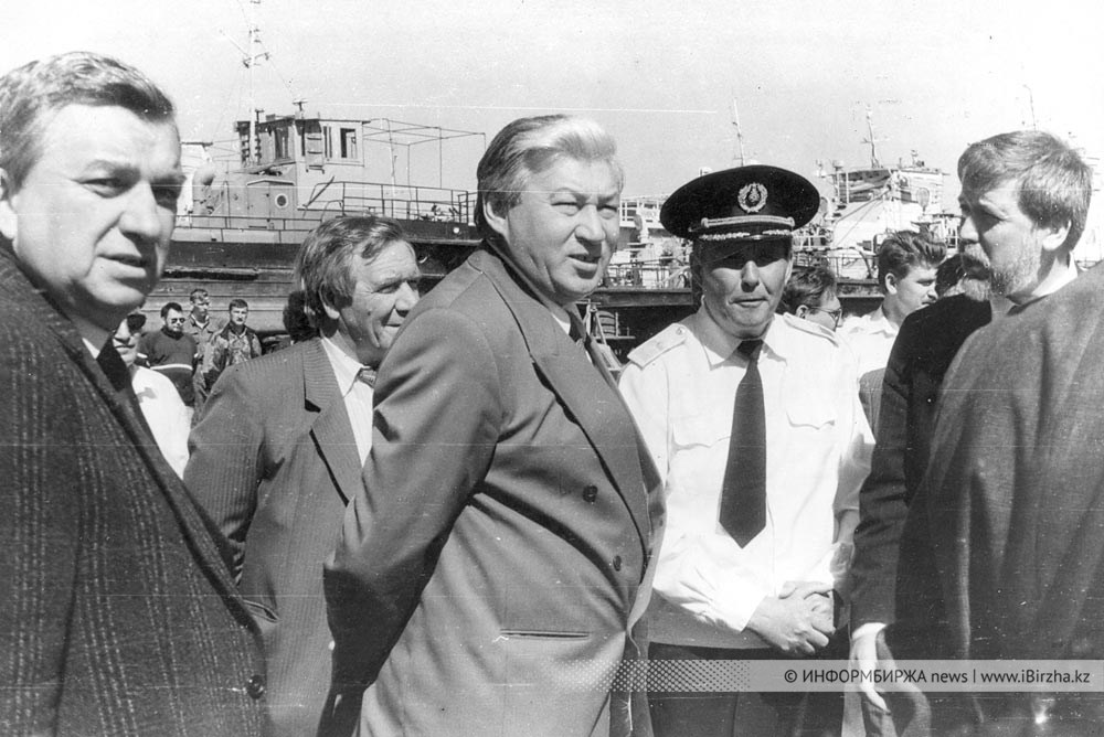 На церемонии спуска морского пирса и двух военных катеров. Слева направо: руководитель пресс-службы акима Западно-Казахстанской области В. Бучкин, президент ОАО «НИИ «Гидроприбор» В. Гуль, аким области К. Джакупов, президент АО «Уралречфлот» В. Мясников, президент ОАО «Уральский завод «Зенит» В. Валиев. 21 мая 1996 г. Затон В. Чапаева.