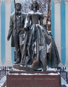 Эту скульптуру на Московском Арбате установили несколько лет назад