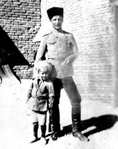 В.С. Толстов с сыном Олегом в г. Басра. 1921 год