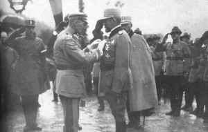 Юзеф Пилсудский во время награждения венгерских офицеров