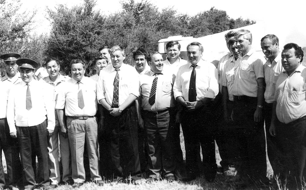 Н.А. Назарбаев с работниками сельского хозяйства Зелёновского района. 90-е годы