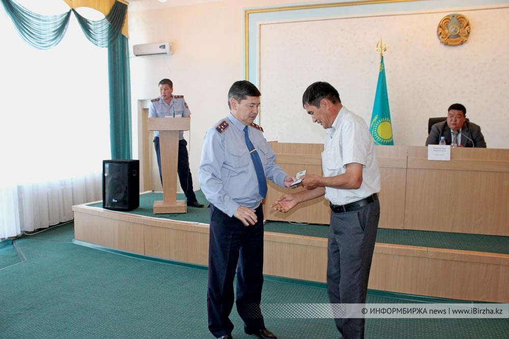 М. Габдуллин награждает общественных помощников в Зелёновском районе