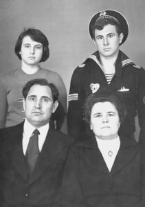 Иван Яковлевич с супругой Валентиной и детьми