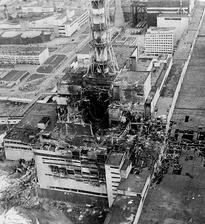 Разрушенный взрывом четвёртый энергоблок Чернобыльской АЭС