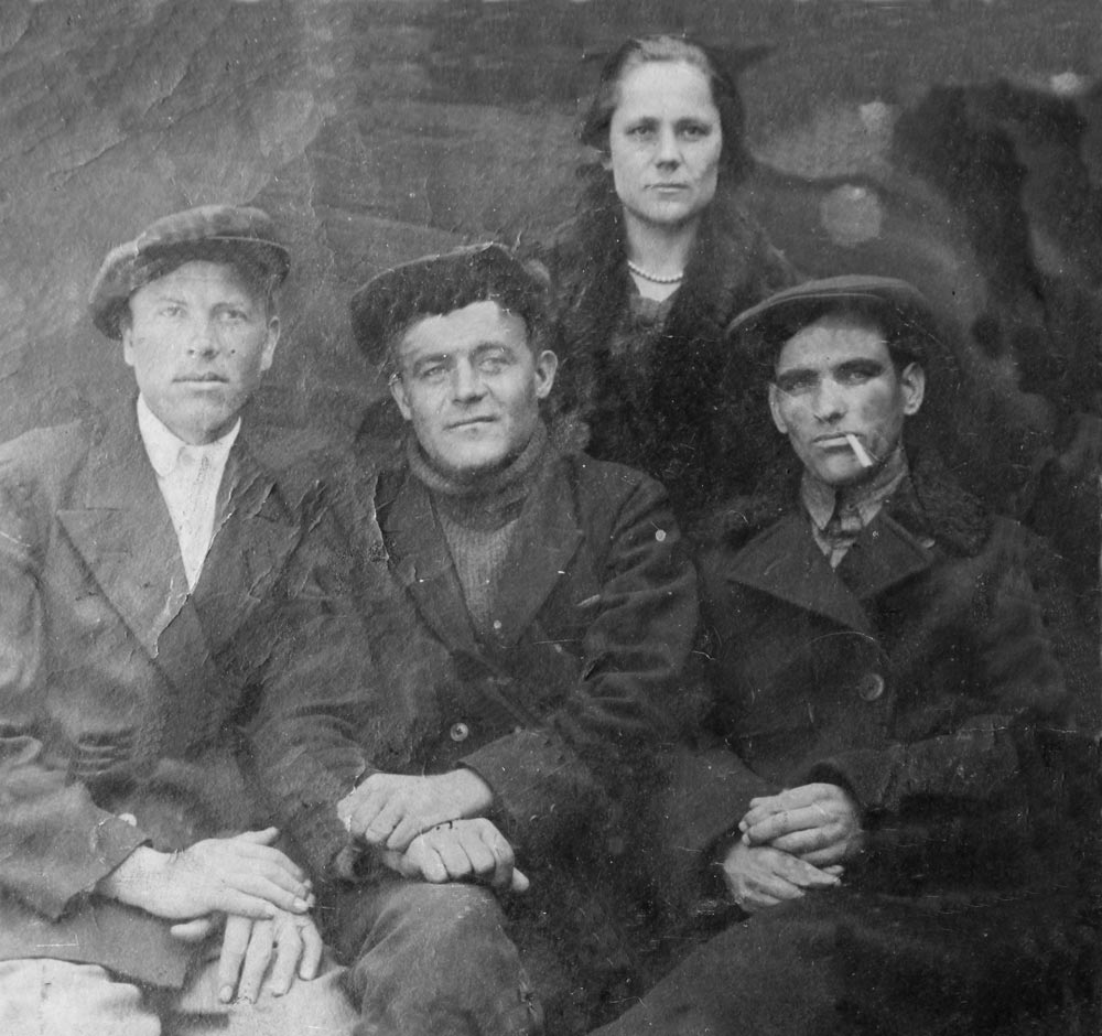 Родители Александра Николаевича (в центре)