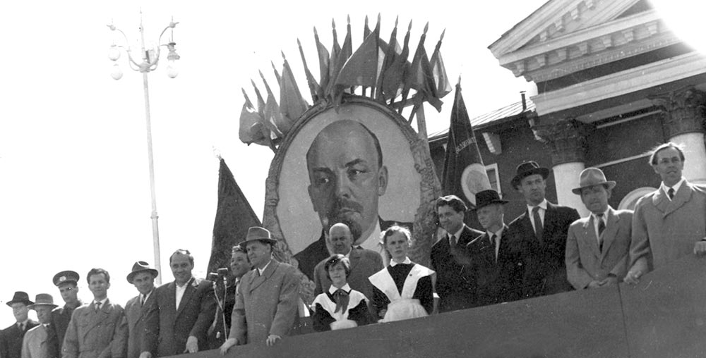 Первомайская демонстрация в Экибастузе. 1964 г.