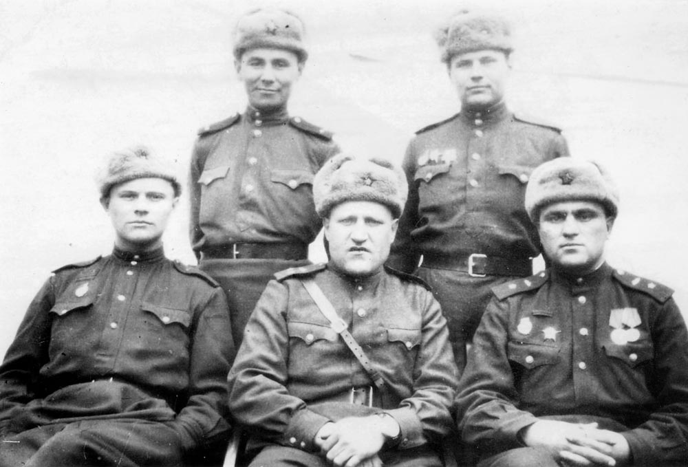 Сидят: в центре комполка Краснин, начальник штаба, зам. по политчасти; стоят: агитаторы полка, слева Г.И. Уразалиев