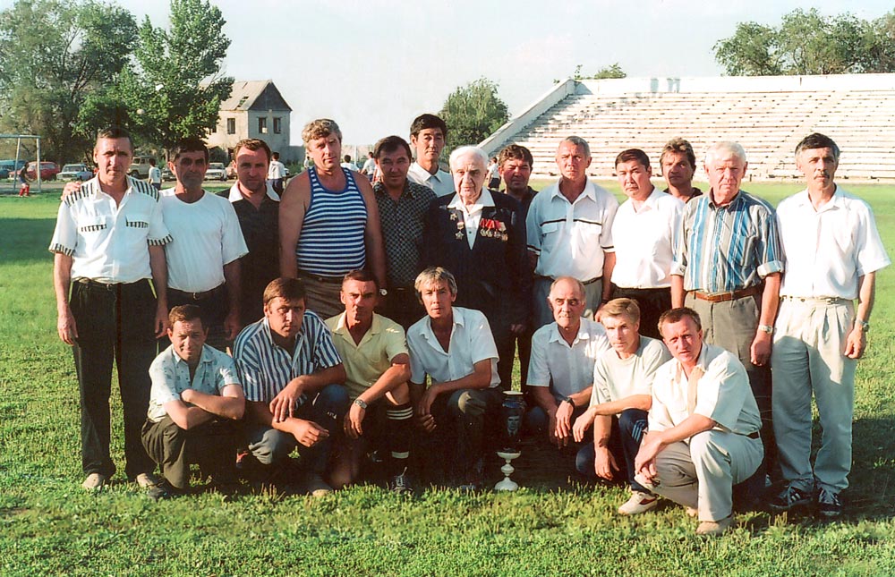 П. Атоян с ветеранами уральского футбола. 1997 г.