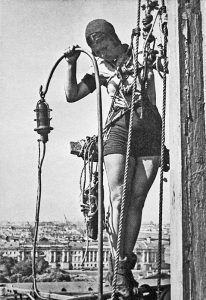 Альпинистка Ольга Фирсова во время маскировки Адмиралтейского шпиля