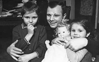 Ю. Гагарин с дочерьми
