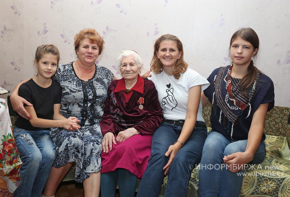 С дочерью Натальей, внучкой Татьяной и правнучками.