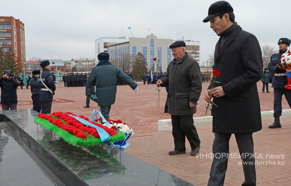 Вениамин Пантелеевич Скаленко и аким области Гали Искалиев возлагают цветы к Вечному огню