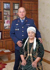 Мадияр Исатаевич со своей мамой Бакыт Султаналиевной