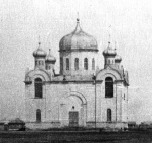 Фрагменты досоветских фотографий с изображением церкви