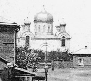 Фрагменты досоветских фотографий с изображением церкви