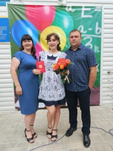С младшей дочерью Элиной и мужем