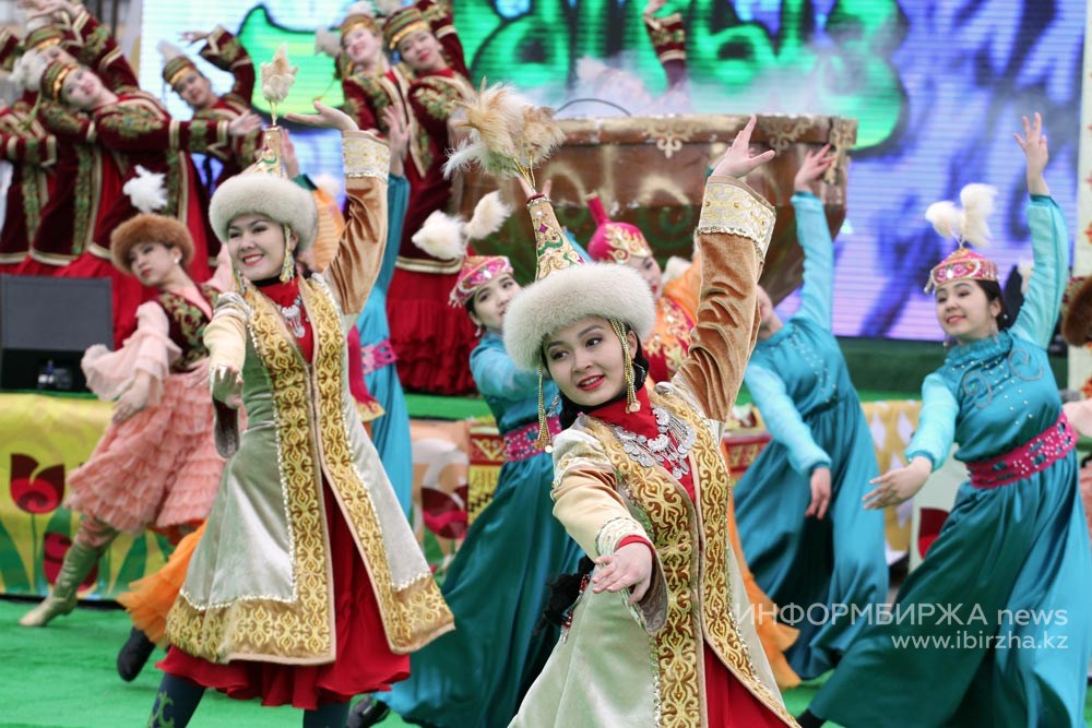 Когда начинается наурыз в 2024. Праздники Казахстана. С праздником Наурыз. Празднование Наурыза в Казахстане. Казахские танцы на Наурыз.