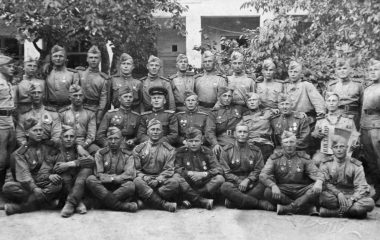 Гвардии капитан Васильчиков (во втором ряду сидит четвертый слева). Венгрия